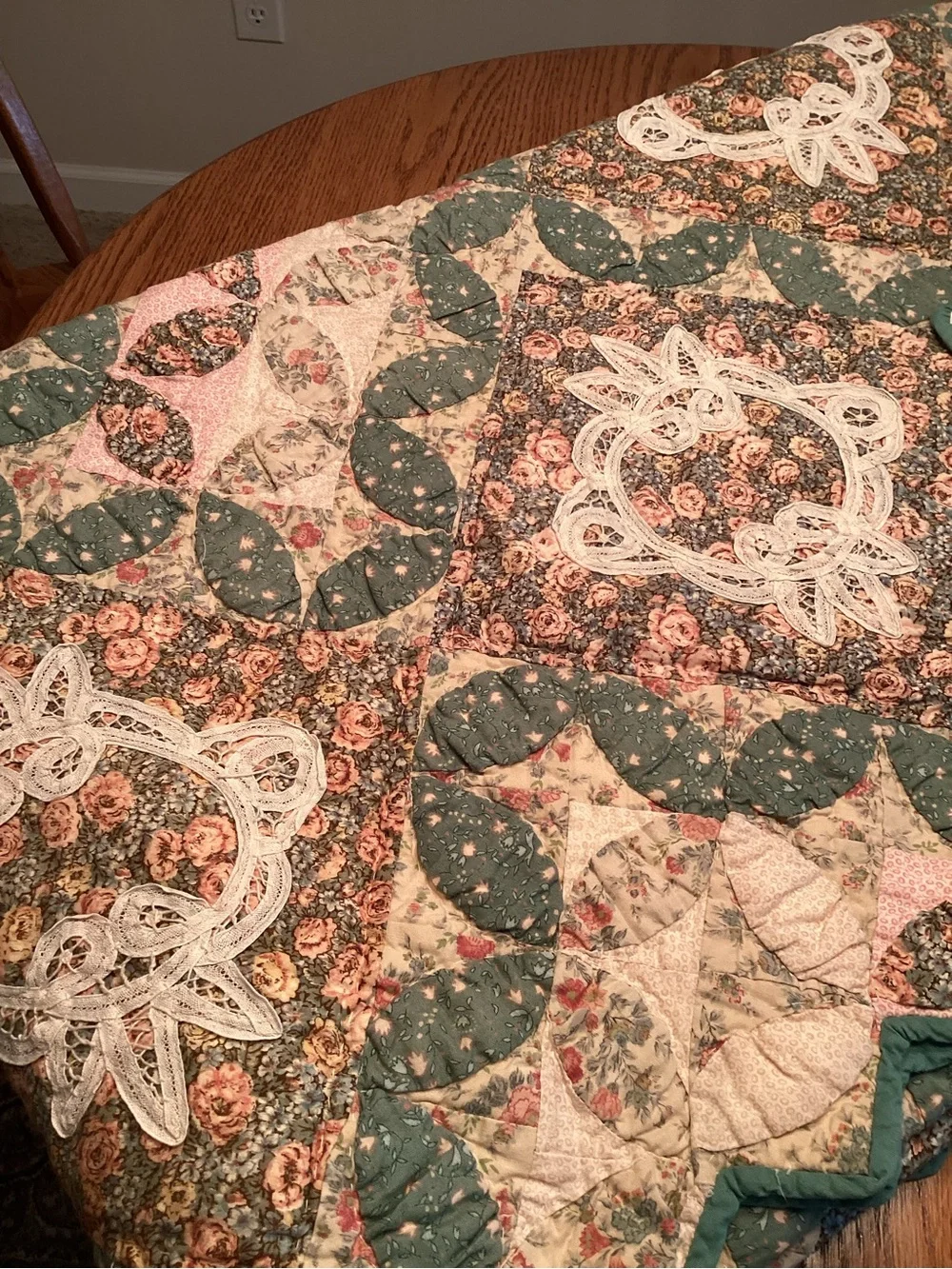 Vintage American Pacific Manor House Floral Lace Scalloped Cottage Quilt